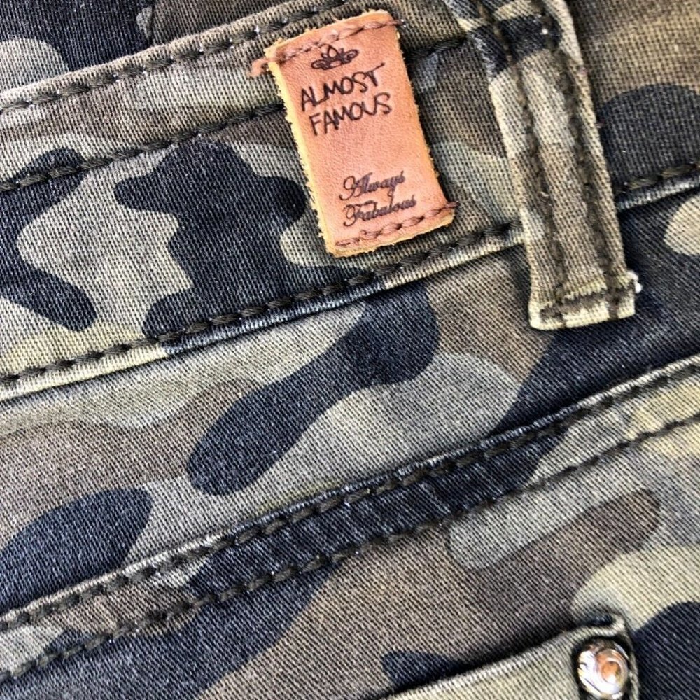 ALMOST FAMOUS Camo Straight Leg Pants Women's 9 Green Cotton Bottoms - Picture 2 of 6